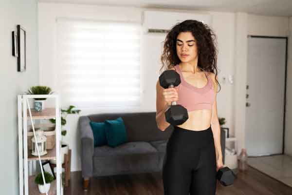 lady doing hammer curl