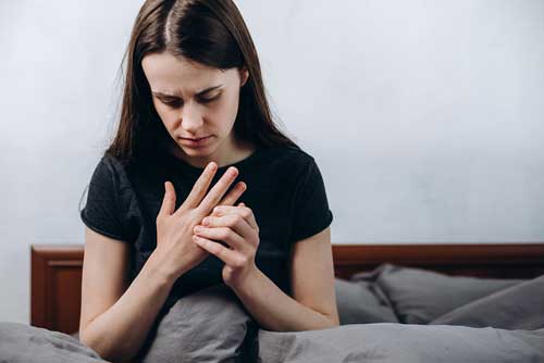 lady with finger pain