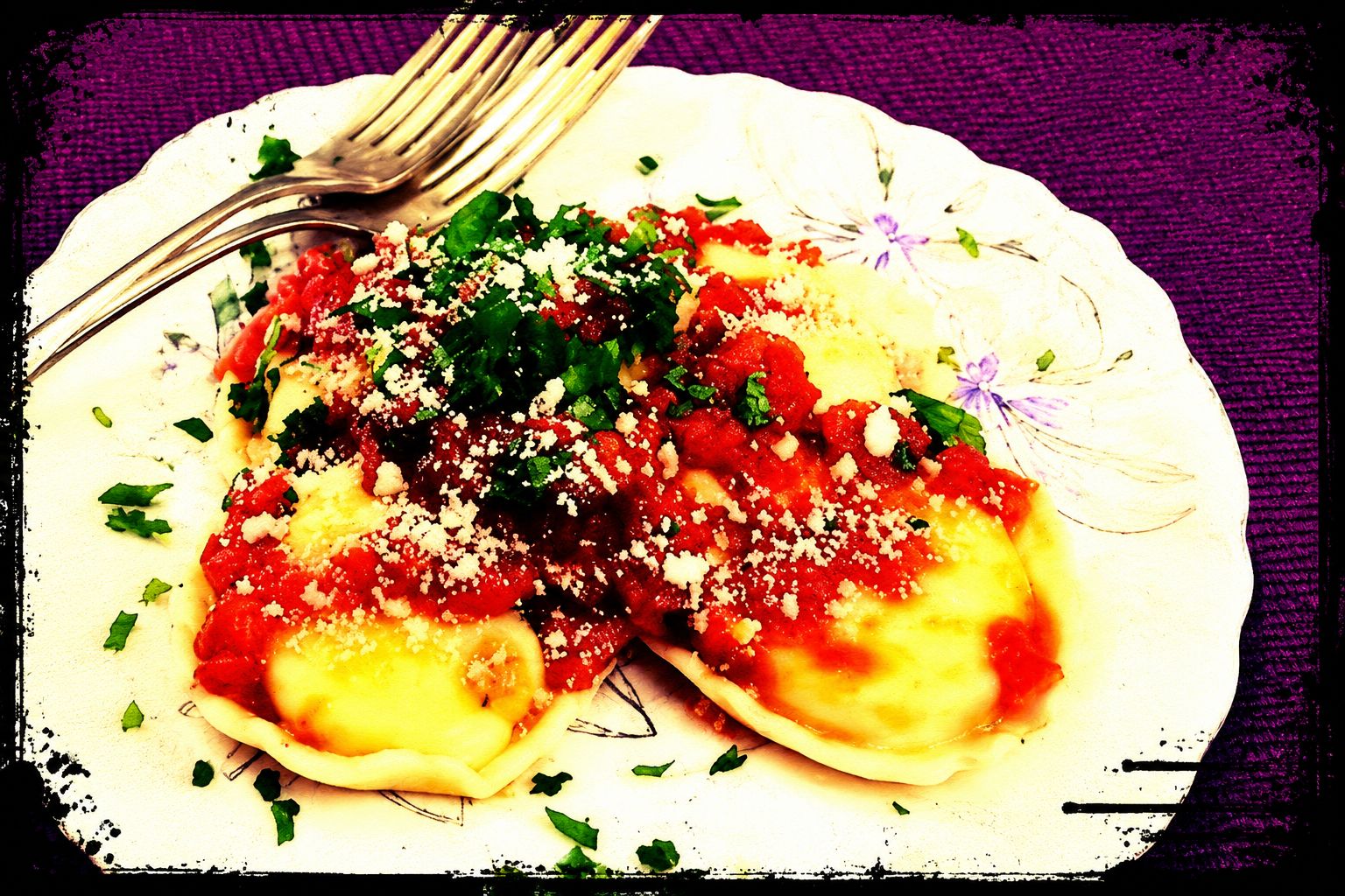 Saucy crockpot ravioli with mozzarella and red pepper