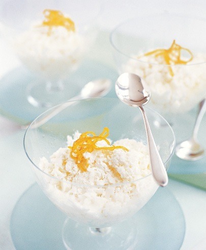 lemon honey frozen yogurt ice served in bowls