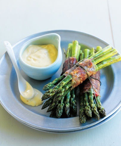 prosciutto wrapped asparagus parcels with peppers and aioli