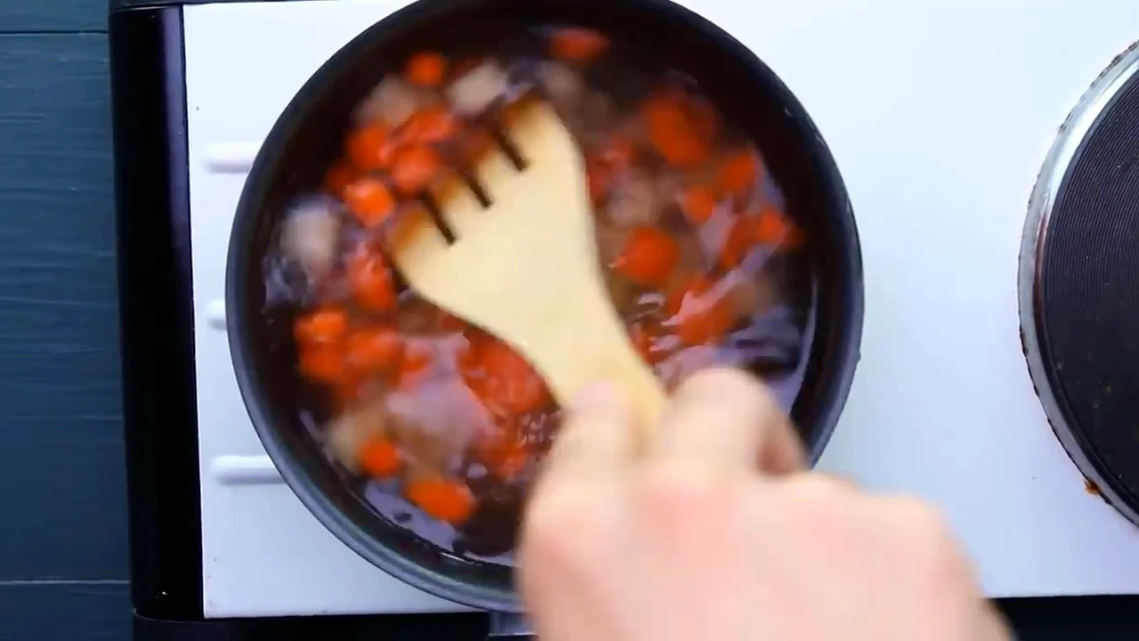 Boiling carrot and potato for spinach potato salad.