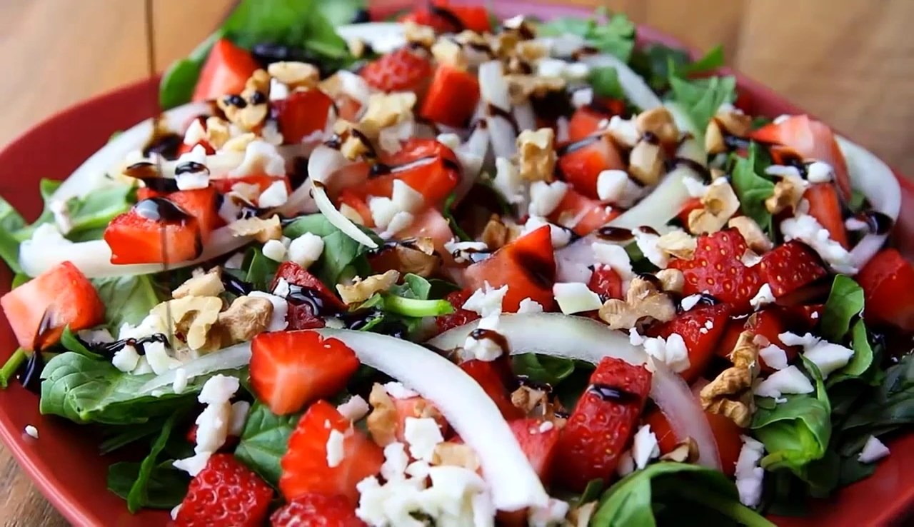 Finished strawberry spinach salad ready to serve