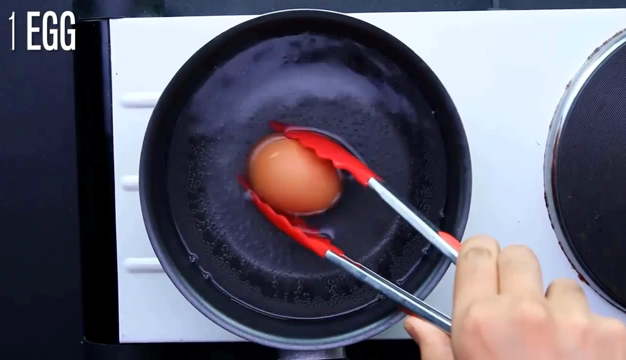 Boiling an egg for summer spinach and corn salad