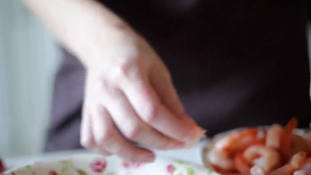 Shrimp peeled and deveined in a bowl