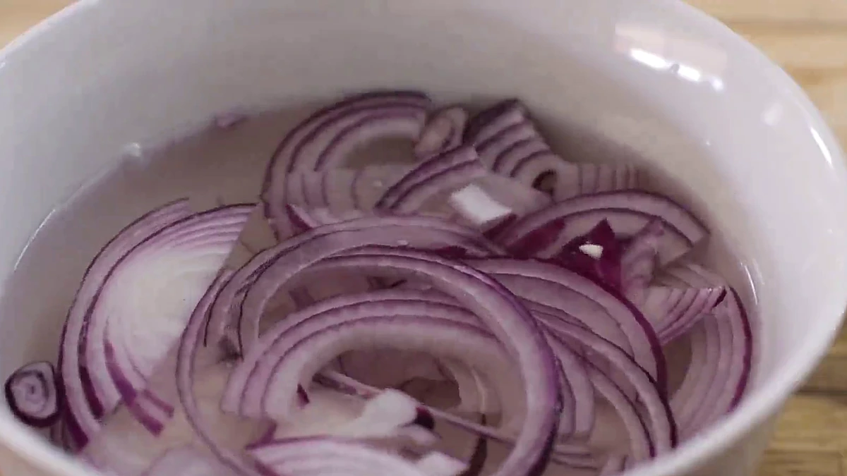 Red onion soaking in vinegar water