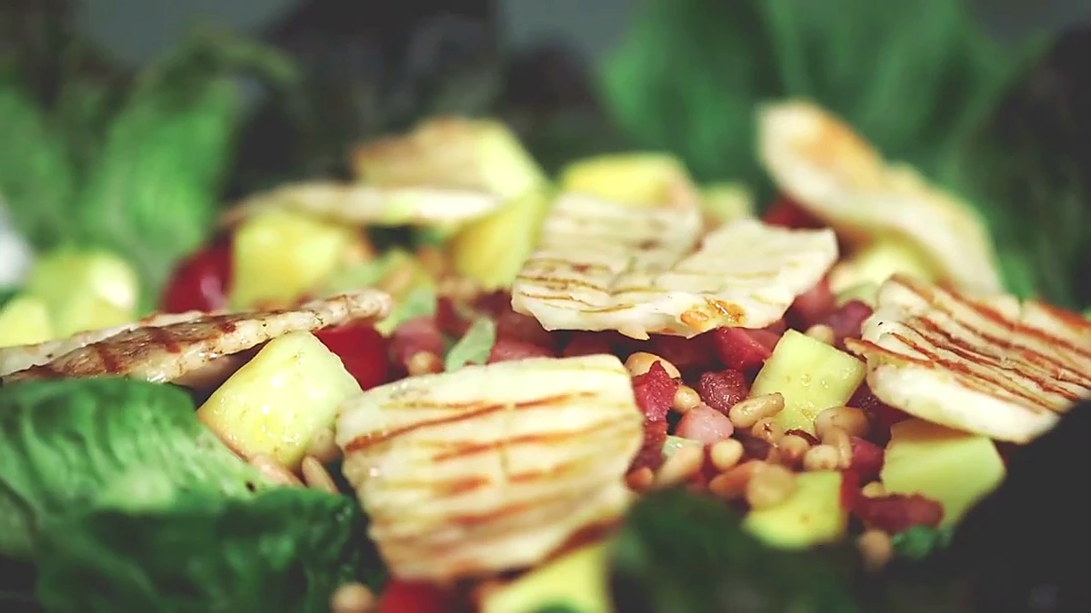 Close view of mango pancetta salad with grilled halloumi