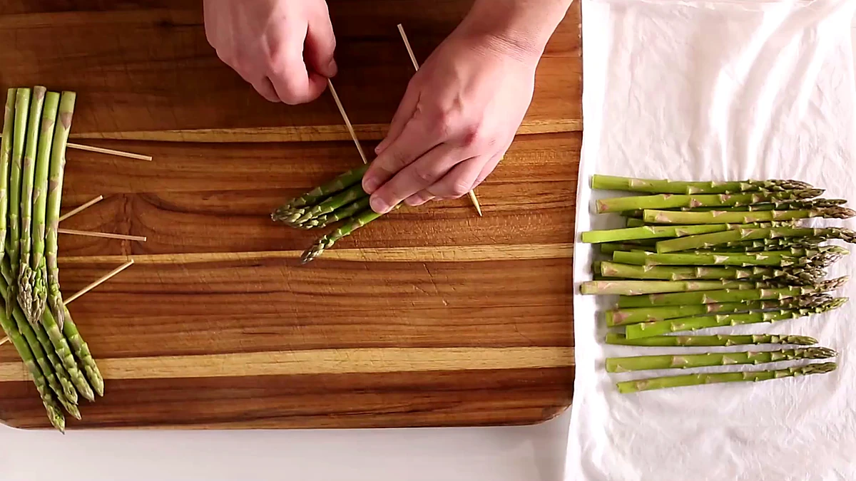 Asparagus spears arranged and skewered into bundles