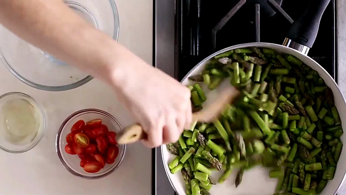 Asparagus stirred in the saute pan