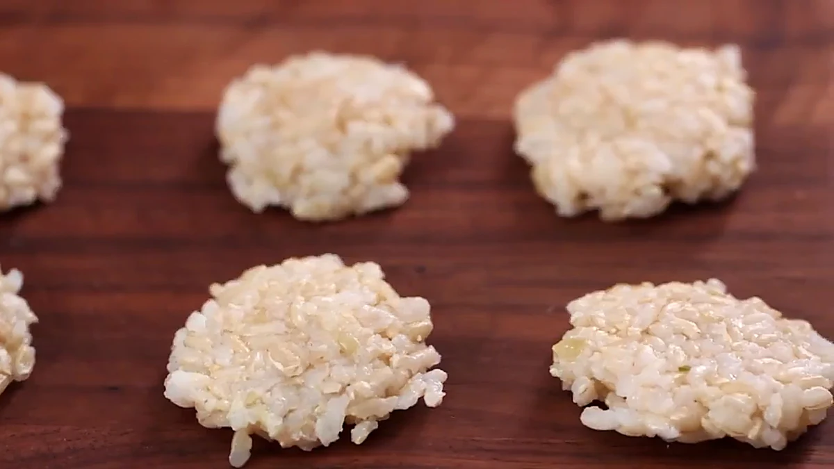 Sticky rice shaped into small buns