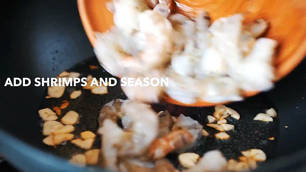 Shrimp added to garlic oil